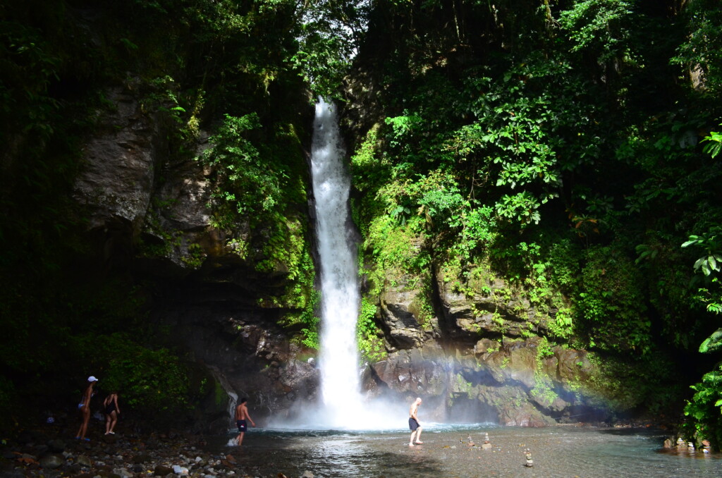 Tuasan Falls（トゥアサン滝）は2番目の大きさの滝で水遊び