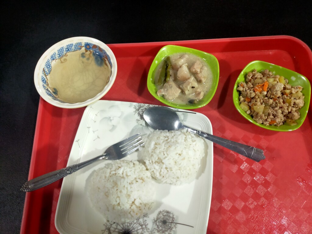 途中の休憩エリアで食事休憩アリ!Carinderia(カレンデリア)はおかずも豊富だよ