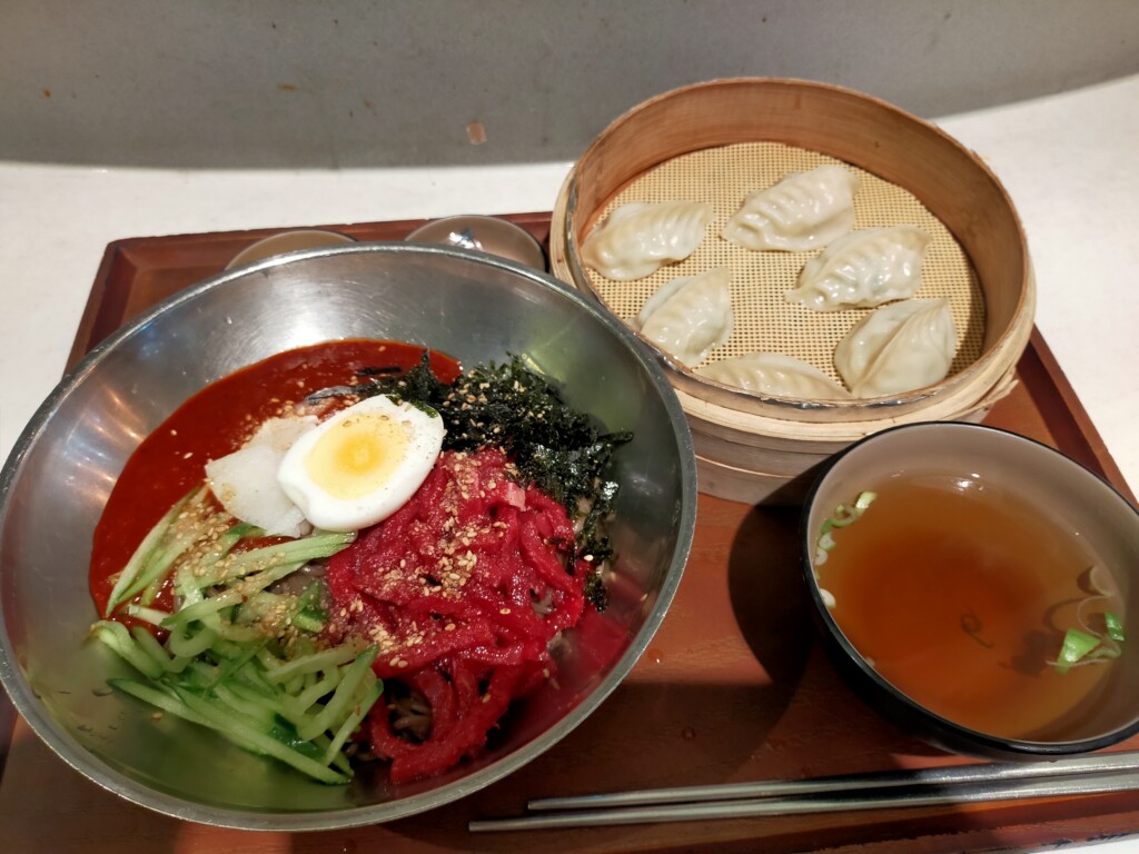 毎回食べてしまう仁川国際空港のレストランのユッケネンミョン(ユッケ入り冷麺)がうますぎる