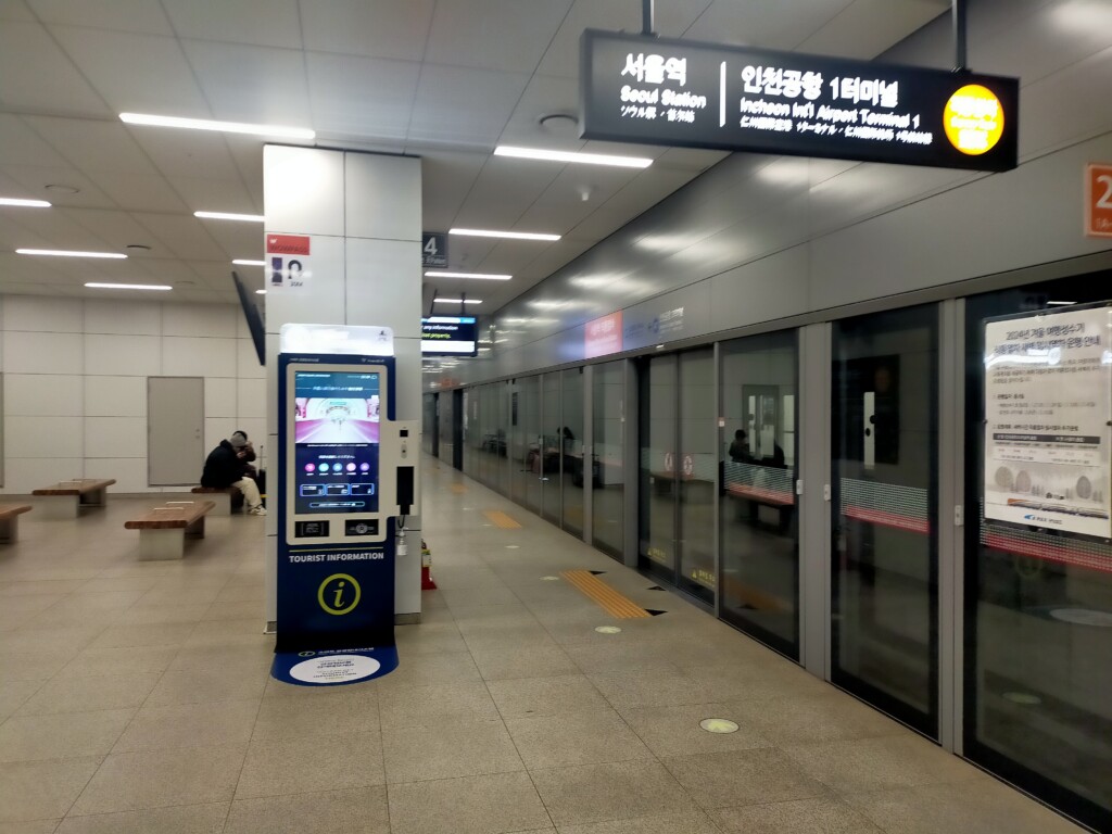 A'REX直通列車は荷物置き場も広く、車内Wi-Fiもある